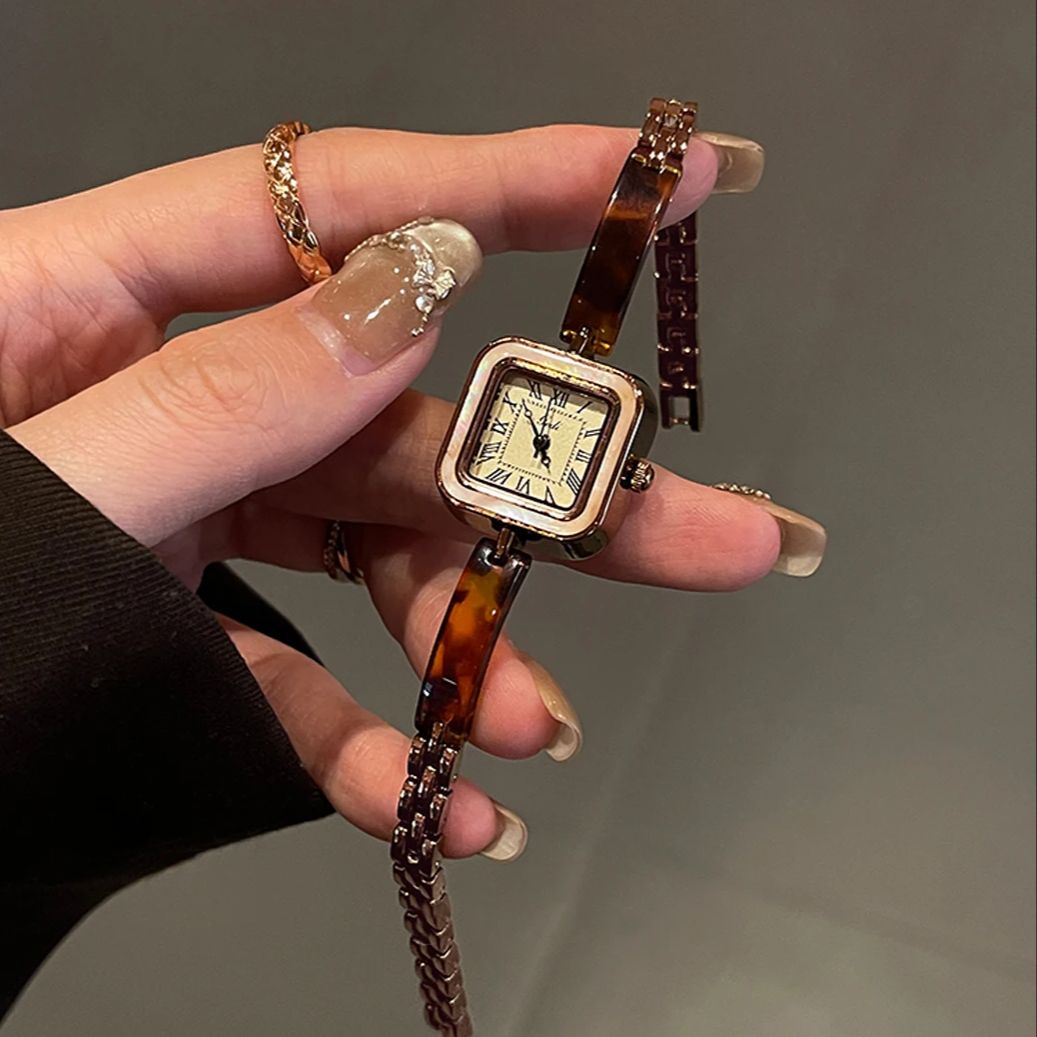Roma Rakamları ve Kare Kadranl - Luxury Watch Vintage incelemesi ve fiyatı