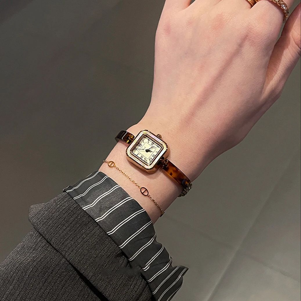 Roma Rakamları ve Kare Kadranl - Luxury Watch Vintage incelemesi ve fiyatı